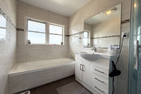 Photo of property in 1/240a East Coast Road, Forrest Hill, Auckland, 0620