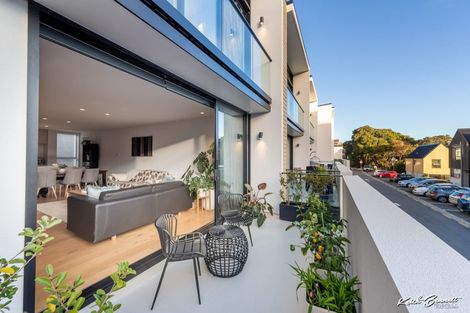 Photo of property in 5 Jean Caldwell Way, Island Bay, Wellington, 6023