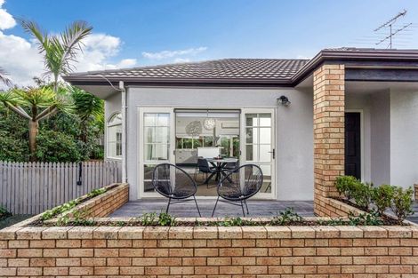 Photo of property in 17 Calypso Way, Unsworth Heights, Auckland, 0632