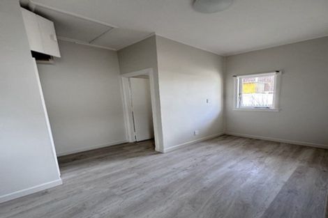 Photo of property in 39 Staveley Avenue, Mount Roskill, Auckland, 1041