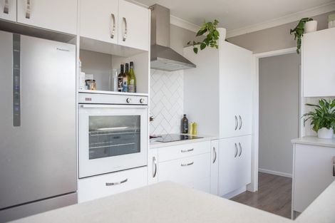 Photo of property in 8 Halcombe Place, Green Bay, Auckland, 0604