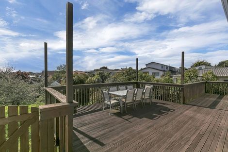 Photo of property in 16 Alma Street, Te Atatu South, Auckland, 0610