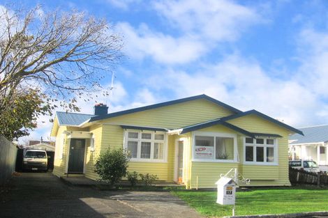 Photo of property in 17 Shamrock Street, Takaro, Palmerston North, 4412