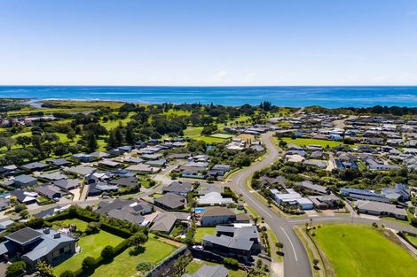 Photo of property in 15 Links Drive, Waiwhakaiho, New Plymouth, 4312