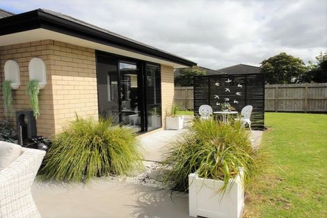 Photo of property in 16 Roto View, One Tree Point, 0118