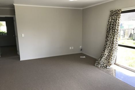 Photo of property in 12 Cobham Crescent, Kelston, Auckland, 0602