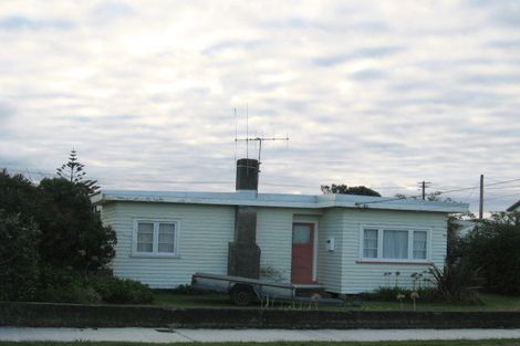 Photo of property in 23 Moana Street, Otaki Beach, Otaki, 5512