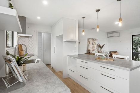 Photo of property in 2/21 Tahu Crescent, Sunnynook, Auckland, 0620