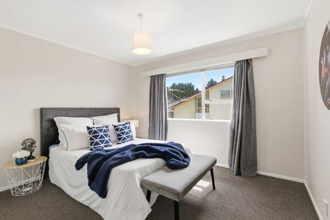 Photo of property in 10a Kingsbridge Place, Newlands, Wellington, 6037