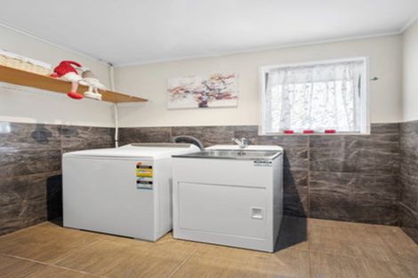 Photo of property in 15 Pigeon Mountain Road, Half Moon Bay, Auckland, 2012