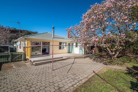 Photo of property in 320 Kaikorai Valley Road, Bradford, Dunedin, 9011