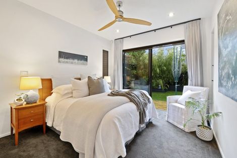 Photo of property in 136 East Coast Road, Forrest Hill, Auckland, 0620