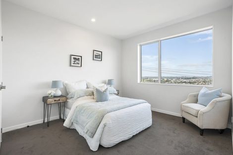 Photo of property in 517 East Coast Road, Murrays Bay, Auckland, 0630