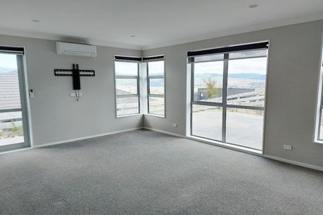 Photo of property in 31 Percy Kinsman Crescent, Riverstone Terraces, Upper Hutt, 5018