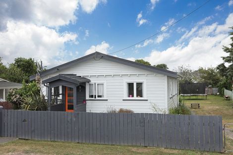 Photo of property in 18 Robert Street, Marton, 4710