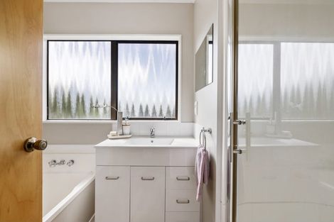 Photo of property in 8 Coubray Place, Botany Downs, Auckland, 2010