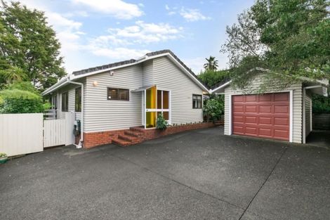 Photo of property in 2/5 Wernham Place, Northcote, Auckland, 0626