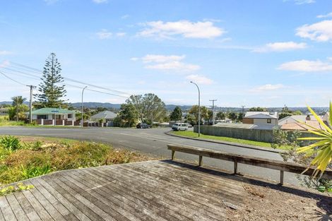 Photo of property in 84 Awaroa Road, Sunnyvale, Auckland, 0612