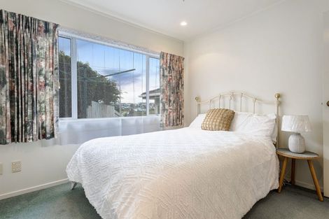 Photo of property in 35 Oakpark Place, West Harbour, Auckland, 0618