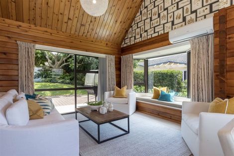 Photo of property in 20 Bernleigh Terrace, West Harbour, Auckland, 0618