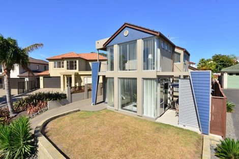Photo of property in 10 Lupetti Rise, West Harbour, Auckland, 0618