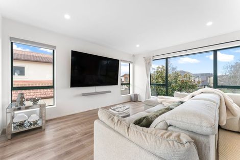 Photo of property in 8 Vinograd Drive, Te Atatu Peninsula, Auckland, 0610