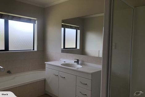 Photo of property in 3 Naul Place, East Tamaki Heights, Auckland, 2016
