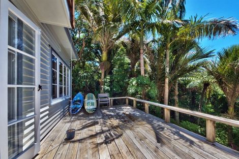 Photo of property in 17 Rayner Road, Piha, New Lynn, 0772