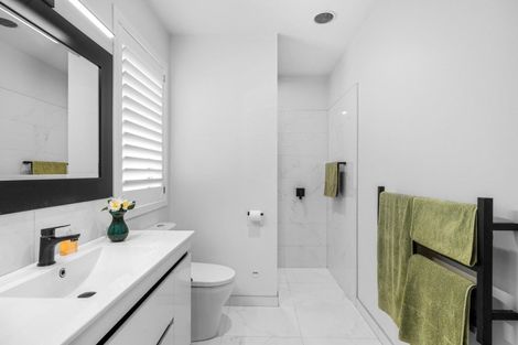 Photo of property in 341 Devonport Road, Tauranga, 3110