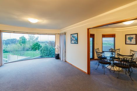 Photo of property in 33 Ruapehu Drive, Fitzherbert, Palmerston North, 4410