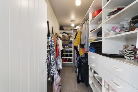 Photo of property in 70 Waicola Drive, Fitzherbert, Palmerston North, 4471