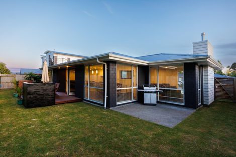 Photo of property in 15 Freedom Drive, Kelvin Grove, Palmerston North, 4414