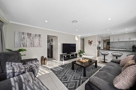 Photo of property in 17 Flora Place, Wattle Downs, Auckland, 2103