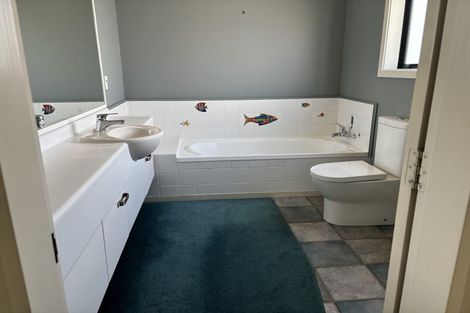 Photo of property in 18 Derry Hill, Churton Park, Wellington, 6037