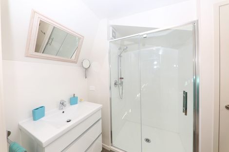 Photo of property in 2/19 Seaview Avenue, Northcote, Auckland, 0627