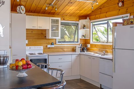 Photo of property in 1394 Whangaparaoa Road, Army Bay, Whangaparaoa, 0930