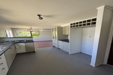 Photo of property in 2 Darlington Place, Glendene, Auckland, 0602