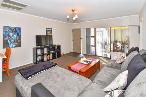 Photo of property in 2/12 Grove Road, Papakura, 2110