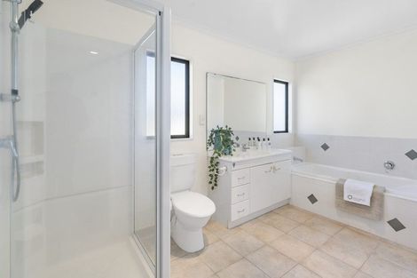 Photo of property in 42 Black Teal Close, Unsworth Heights, Auckland, 0632