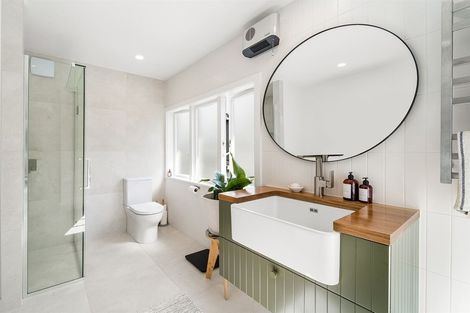 Photo of property in 1/86 Beach Road, Castor Bay, Auckland, 0620