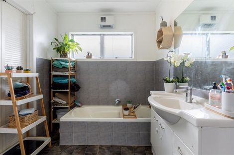 Photo of property in 20 Woodhouse Place, West Harbour, Auckland, 0618