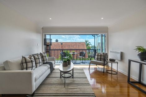 Photo of property in 2/29 Pupuke Road, Takapuna, Auckland, 0622