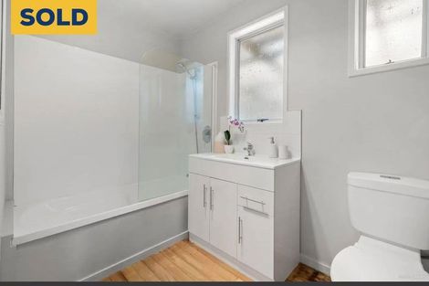 Photo of property in 1/10 Mcquoid Place, Glenfield, Auckland, 0629