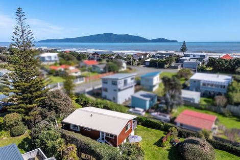 Photo of property in 70 William Street, Waikanae Beach, Waikanae, 5036