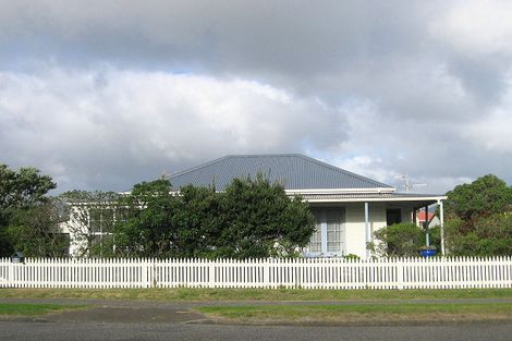 Photo of property in 124 Tutere Street, Waikanae Beach, Waikanae, 5036