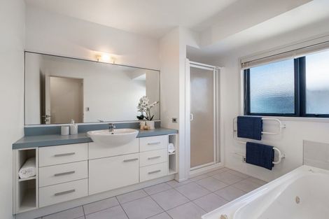 Photo of property in 32a Sunbrae Grove, Mount Maunganui, 3116