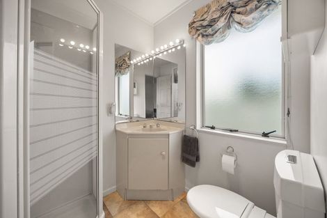 Photo of property in 16 Harbour Lights Close, West Harbour, Auckland, 0618