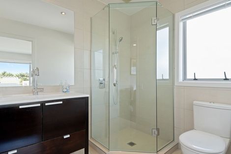 Photo of property in 2 Oakpark Place, West Harbour, Auckland, 0618