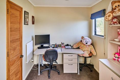 Photo of property in 22 The Crowsnest, Whitby, Porirua, 5024