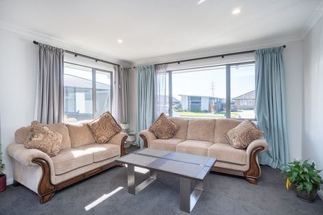 Photo of property in 5 Mediterranean Grove, Fitzherbert, Palmerston North, 4410